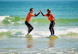 Privater Surfunterricht am Strand von Baleal in Peniche mit Special Surf 78 Peniche Zwei Personen nehmen privaten Surfunterricht an der Cova da Alfarroba in Peniche mit Special Surf 78.