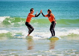 Deux personnes suivent un cours privé de surf à Cova da Alfarroba à Peniche avec Special Surf 78.