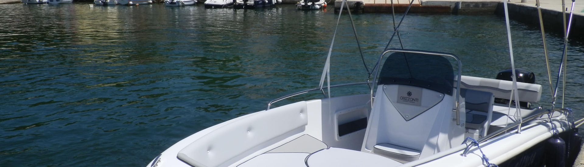 A boat rental takes place in Porec for 8 people with Parentium Charter.