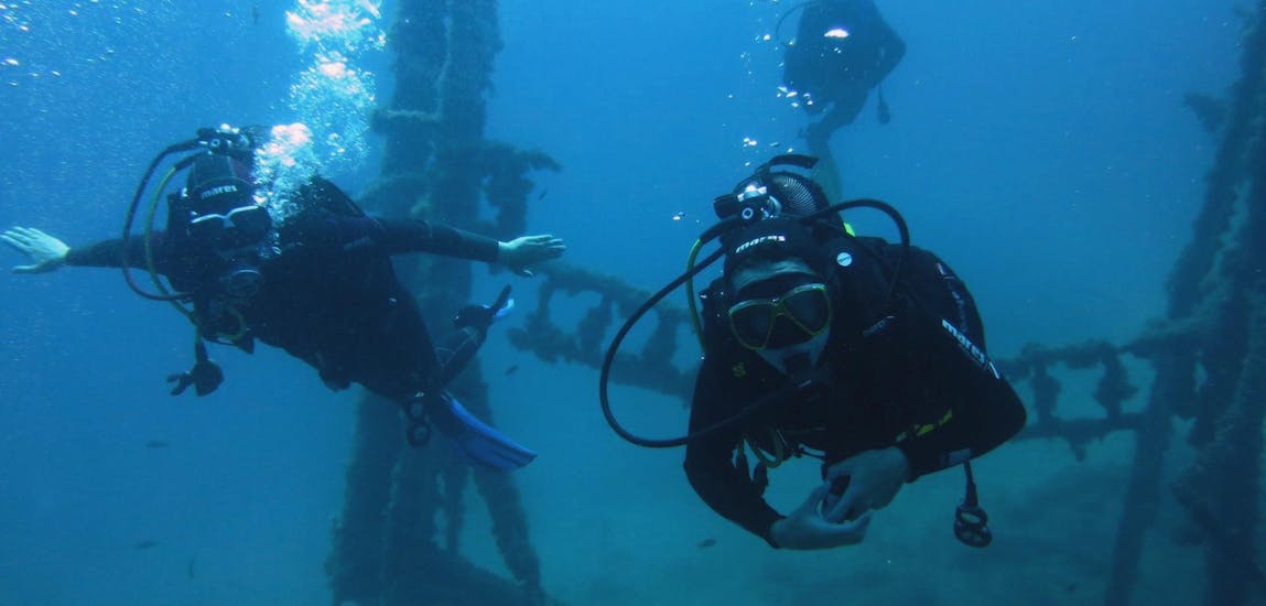 A group is having a SSI Open Water Diver Courses in Split with Blu diving center.