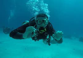 Privater SSI Open Water Diver Tauchkurs in Split für Anfänger mit BLU Diving Center Split Einem Mann geht es während eines Privater SSI Open Water Diver Tauchkurs in Split für Anfänger dank des Blu Tauchzentrums gut.