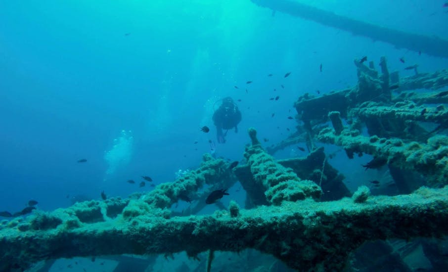 A person is exploring a shipwreck during his private SSI Open Water Diver courses in Split with Blu diving center.
