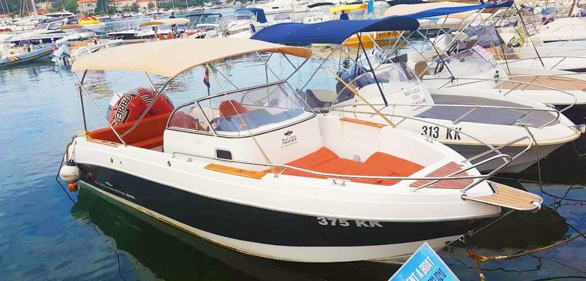 Ein Motoboot von Rent a Boat Phoenix für 8 Personen ist im Hafen von Krk zu mieten.