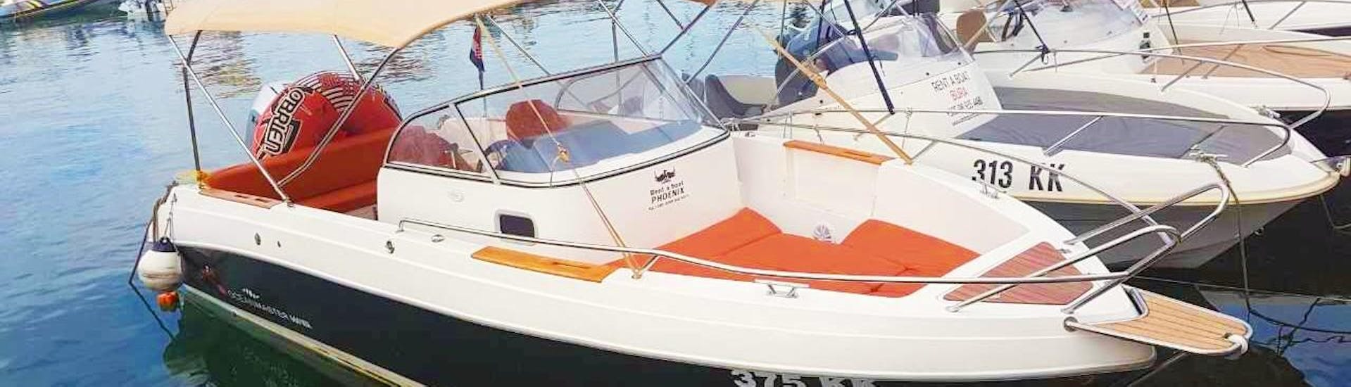 Ein Motoboot von Rent a Boat Phoenix für 8 Personen ist im Hafen von Krk zu mieten.
