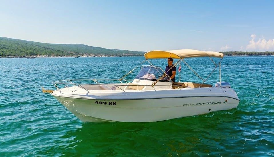 People doing a motorboat rental for 10 people in Krk with our partner Rent a Boat Phoenix.