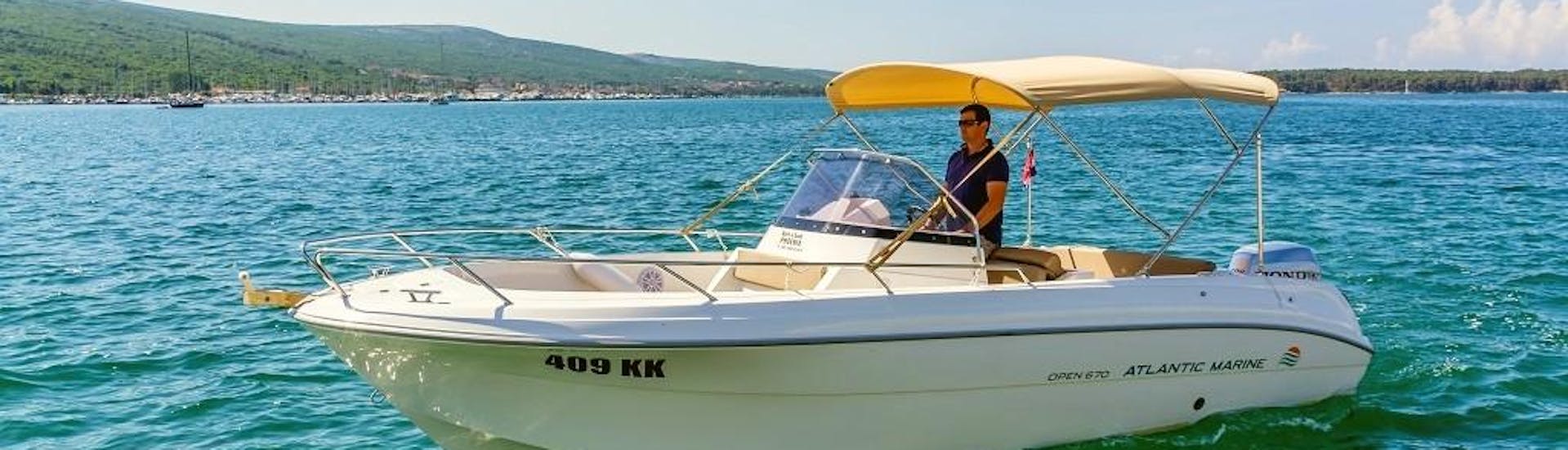 Les gens font une location de bateau à moteur pour 10 personnes à Krk avec notre partenaire Rent a Boat Phoenix.
