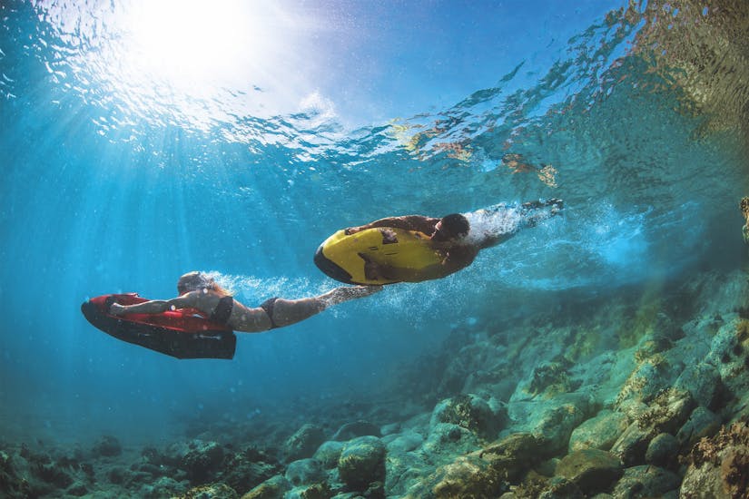 Una excursión en barco con juguetes acuáticos tiene lugar en Ibiza con Take Off Ibiza.