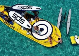Un paseo en barco navega por la costa de Ibiza con juguetes acuáticos con Take Off Ibiza.