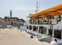 Ein Bild des Bootes von Monvi Tours Poreč, wie es während der Bootstourt nach Rovinj und Vrsar mit Mittagessen im Hafen von Rovinj ankert.