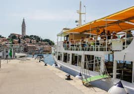 Bootstour nach Rovinj und Vrsar mit Mittagessen mit Monvi Tours Poreč Ein Bild des Bootes von Monvi Tours Poreč, wie es während der Bootstourt nach Rovinj und Vrsar mit Mittagessen im Hafen von Rovinj ankert.