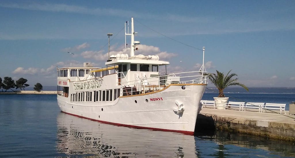 Ein Bild des Bootes von Monvi Tours Poreč das bei der Bootstour nach Rovinj und Vrsar mit Mittagessen im Hafen ankert.