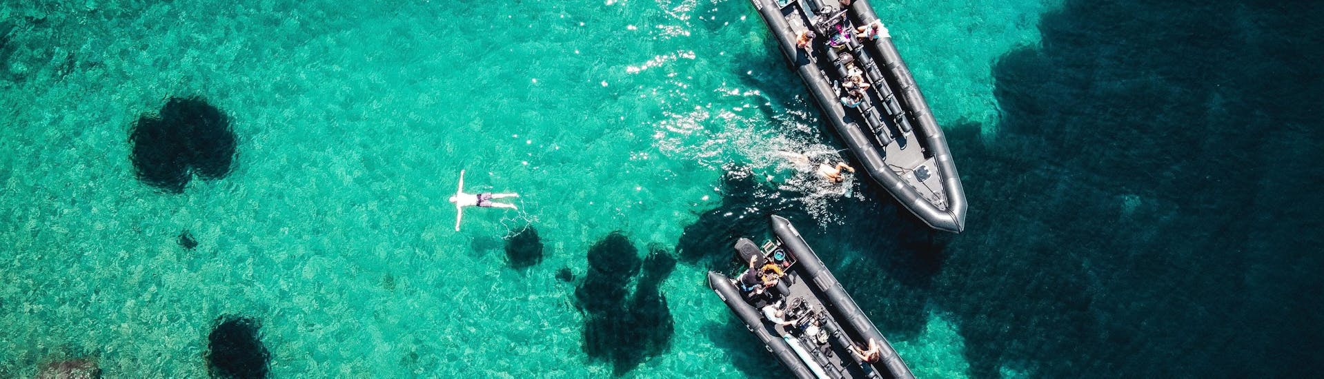 Un uomo che nuota durante il noleggio di una barca a motore a Cannes con i Black Tenders.