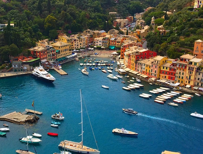 Il paesino colorato di Portofino è il punto culminante di questa gita in barca privata a Portofino e San Fruttuoso da Levanto.
