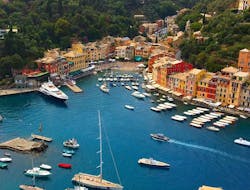 Il paesino colorato di Portofino è il punto culminante di questa gita in barca privata a Portofino e San Fruttuoso da Levanto.