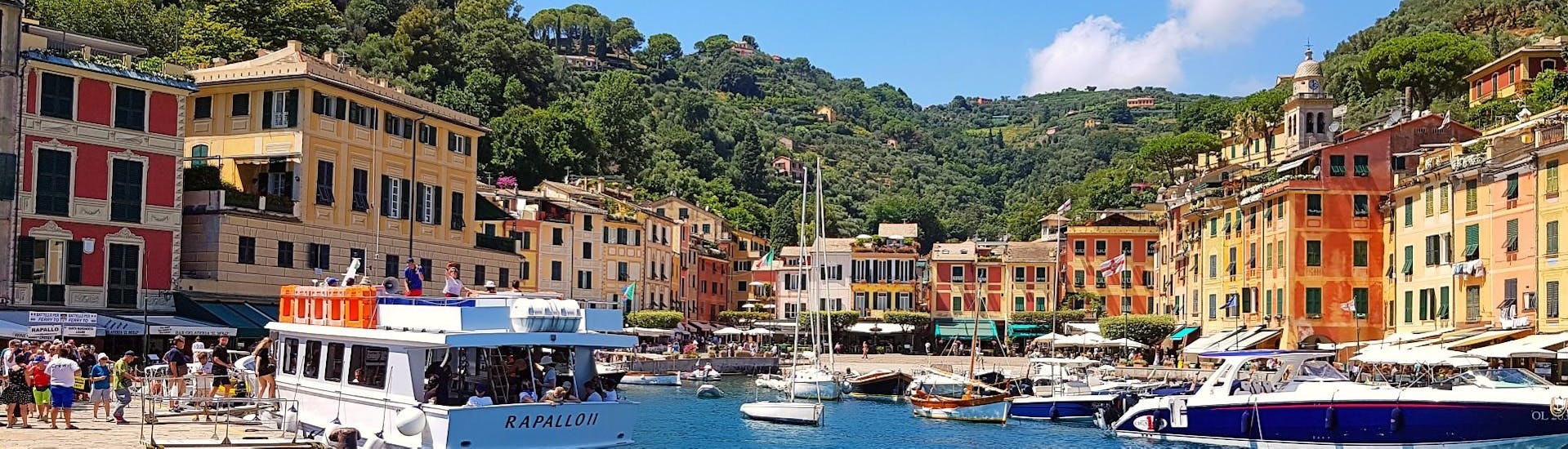Schöner Blick auf den Hafen von Portofino, aufgenommen vom Boot aus während der privaten Bootstour nach Portofino und San Fruttuoso von Levanto aus.