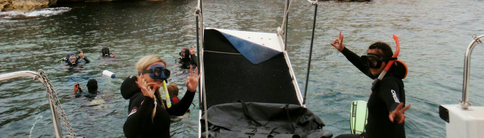 Zwei Mädchen springen ins Wasser für ihre erste Schnorchel-Session in Korfu mit Dive Easy.