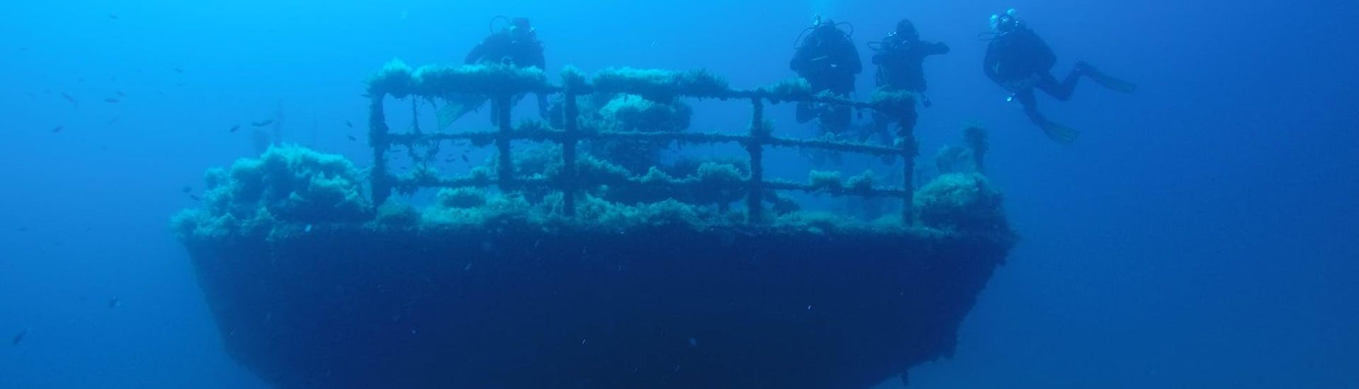 Un groupe de plongeurs flottent au-dessus d'une épave durant une plongée d'exploration près de la côte est de Corfou grâce à Dive Easy. 
