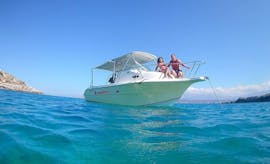 Des amis profitent d'une Balade en bateau avec Snorkeling & SUP à Chania avec Omega Divers.
