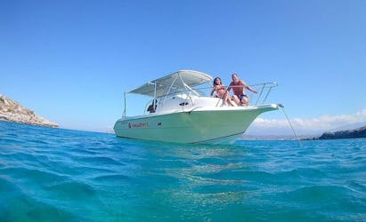 Des amis profitent d'une Balade en bateau avec Snorkeling & SUP à Chania avec Omega Divers.