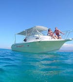 Menschen genießen ihre Bootsfahrt mit geführtem Schnorcheln und SUP in Chania mit Omega Divers.