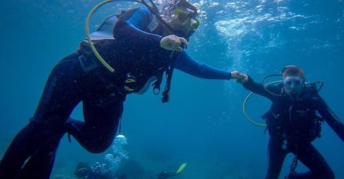 Schnuppertauchkurs in Chania mit Omega Divers Crete Leute, die einen Schnuppertauchkurs in Chania mit Omega Divers machen.