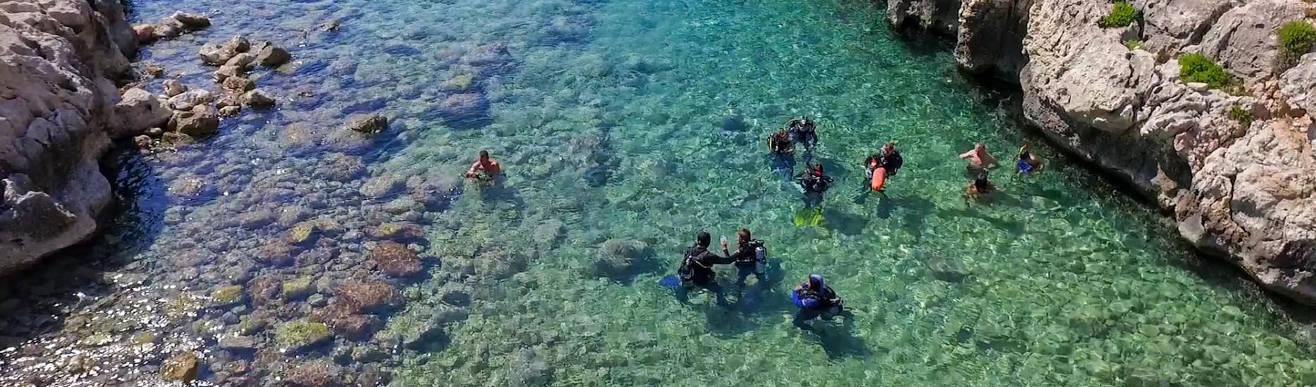 Un groupe de personnes suivant un cours d'initiation à la plongée à Chania avec Omega Divers.