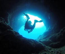 Eine Person macht einen geführten Tauchgang in der Elefantenhöhle in Chania mit Omega Divers.