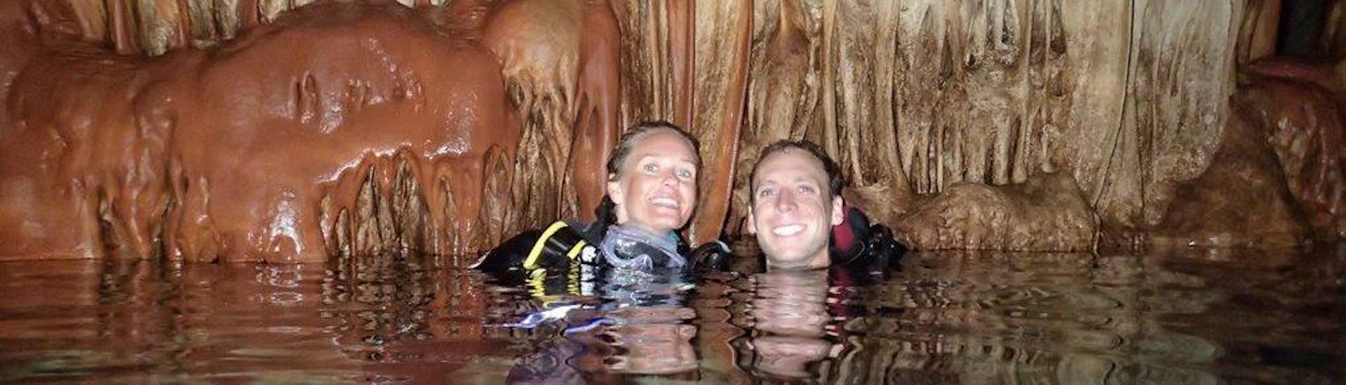 Zwei Personen bei einem geführten Tauchgang in der Elefantenhöhle in Chania mit Omega Divers.