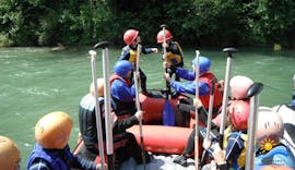 Een groep van de Sporterlebnis Camp Pristavec Obervellach raft op de Möll in Obervellach. 
