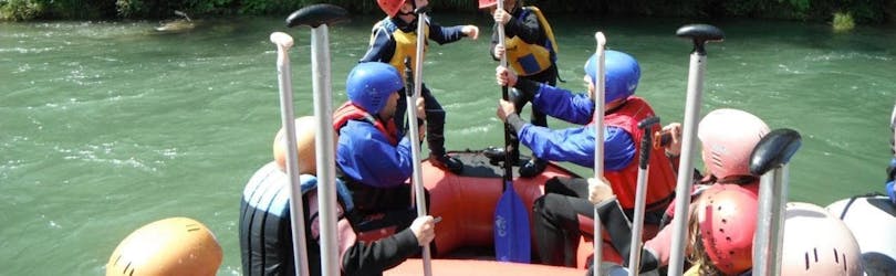 Een groep van de Sporterlebnis Camp Pristavec Obervellach raft op de Möll in Obervellach. 
