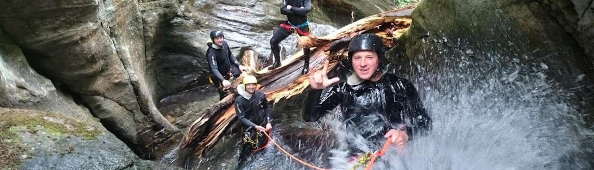 An advanced group of the Sporterlebnis Camp Pristavec Obervellach canyoning in the Wunzenschlucht.