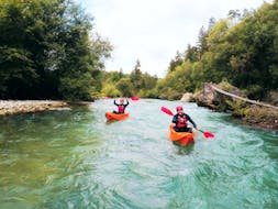 Leute, die eine 9 km lange Kajaktour auf dem Fluss Dolinka von Bled aus genießen, organisiert von OUTdoor Slovenia Bled.