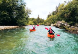Leute, die eine 9 km lange Kajaktour auf dem Fluss Dolinka von Bled aus genießen, organisiert von OUTdoor Slovenia Bled.