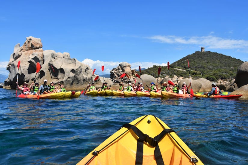 Groupe de personnes lors de la sortie Kayak à la péninsule Isolella de Porticcio avec Cors'Aventure.