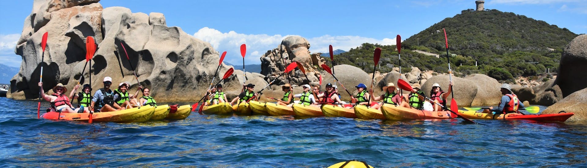 Groupe de personnes lors de la sortie Kayak à la péninsule Isolella de Porticcio avec Cors'Aventure.