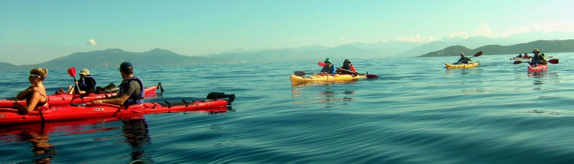 Kayak de mar a la isla Piana desde la playa Mare e Sole.