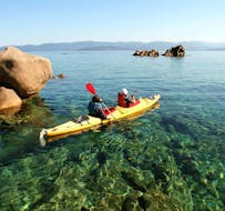 Una coppia sta facendo kayak da mare verso l'isola Piana dalla spiaggia Mare e Sole con Cors'Aventure.