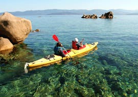 Un couple fait une randonnée en kayak de mer jusqu'à l'île Piana depuis la plage de Mare e Sole avec Cors'Aventure.