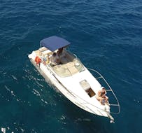 Das Boot Miranda, die Yacht, die man für eine private Bootstour zur Wal- und Delfinbeobachtung auf Madeira mit On Tales buchen kann.