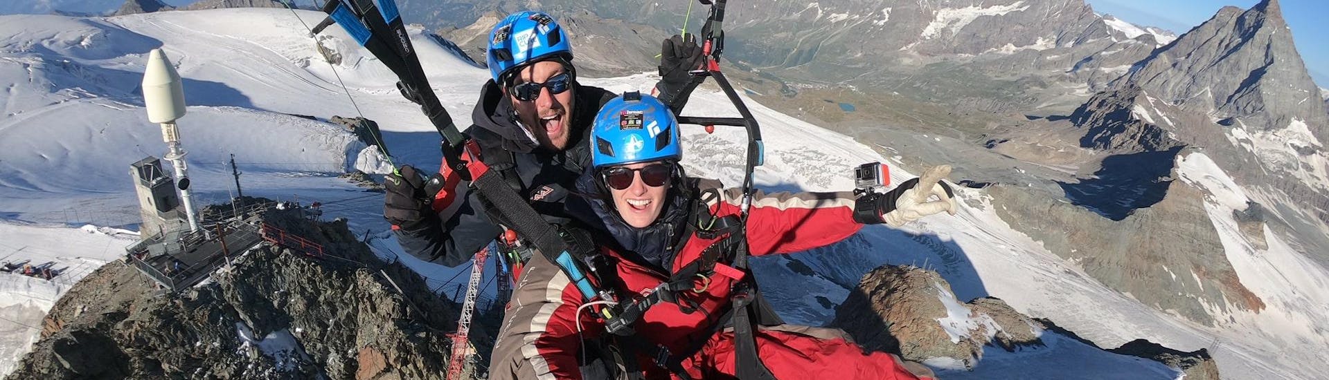 Een team van Matterhorn Paragliding over de gletsjers bij Zermatt.