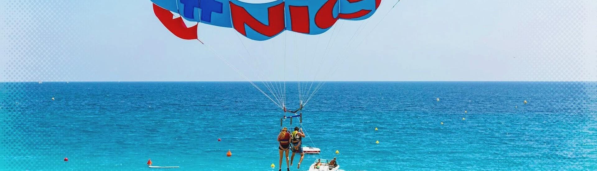 Des parachutistes ascensionnels prennent leur envol au-dessus de la Baie des Anges à Nices avec Nikaia Watersports.