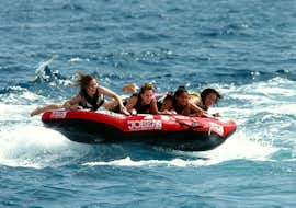 Flyfish et autres bouées dans la baie des Anges avec Nikaïa Watersport Nice Un groupe d'amis est pris d'un fou rire sur une bouée gonflable dans la Baie des Anges grace à Nikaïa Watersports à Nice.