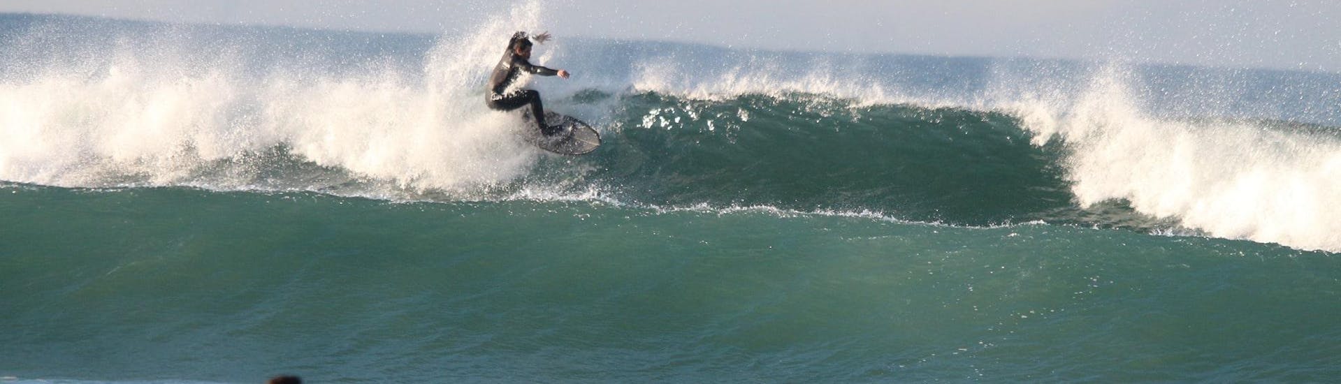 Surfkurs in Matosinhos (ab 5 J.) für alle Levels.