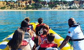 Een groep mensen in een Nauticdrive boot op hun tocht naar de Benagil-grot voor het strand van Praia da Rocha.