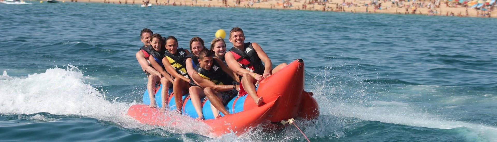 Une famille s'amusant dans la mer lors d'une activité Banana boat et autres activités à Prada da Rocha Baixinha.