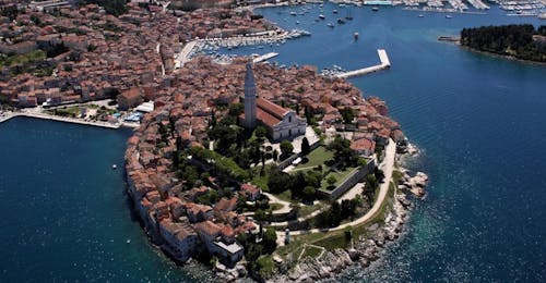 Balade en bateau à Rovinj et dans le Fjord de Lim, incl. la Baie des Pirates. avec Boat Matek Novigrad Balade en bateau à Rovinj et dans le Fjord de Lim, incl. la Baie des Pirates. avec Boat Matek Novigrad.