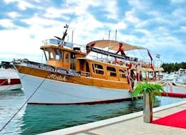 De prachtige houten boot van Excursies door Matek tijdens zijn tour naar Rovinj en naar Lim Fjord incl. Piratenbaai in de haven Novigrad.