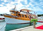 La bellissima barca di legno di Excursions by Matek durante il tour a Rovigno e al Fiordo di Lim inclusa la Baia dei Pirati, al porto di Novigrad.