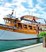De prachtige houten boot van Excursies door Matek tijdens zijn tour naar Rovinj en naar Lim Fjord incl. Piratenbaai in de haven Novigrad.