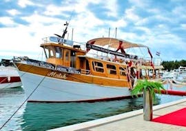 El hermoso barco de madera de Excursions by Matek durante su recorrido a Rovinj y al fiordo de Lim incl. Bahía de los Piratas en el puerto de Novigrad.